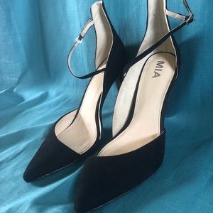 Asymmetric strapped heel